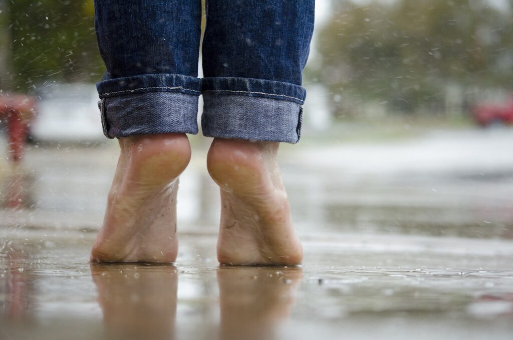 Pixabay - barefoot-feet-rain-raining-1835661/